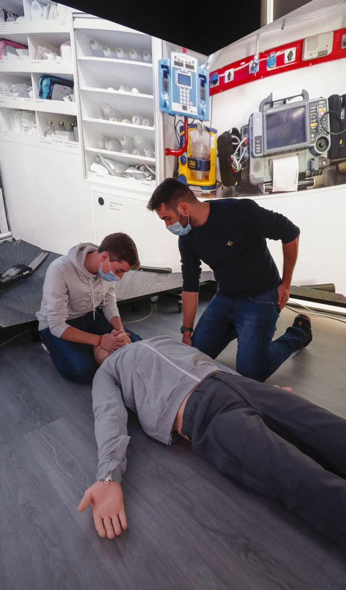 Manuel González  Pereda y Raúl  Manzanal Cuesta, alumnos de IEDUCAE, hacen un ejercicio de  reanimación en la sala  inmersiva de SimulaC.