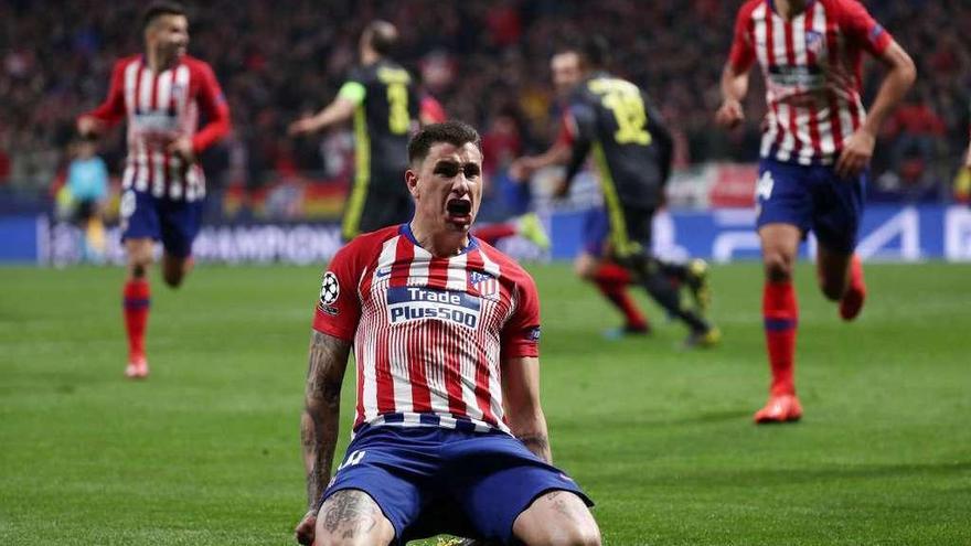 Giménez se lanza de rodillas al suelo tras marcar el primer gol. // Efe