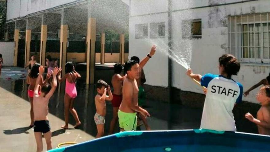 Un grupo de niños se refresca en el campamento de verano de Marín. // S. Álvarez