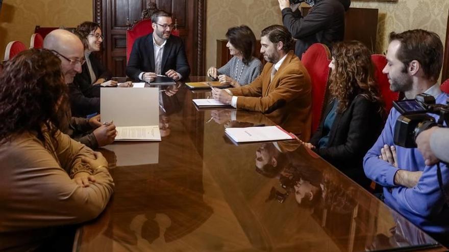 El alcalde firmó el pacto con representantes de CAEB y PIMEM y los sindicatos CC OO y UGT.