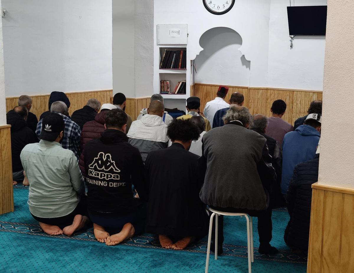 Musulmanes rezando en la Mezquita Arrahma en el primer día del Ramadán.