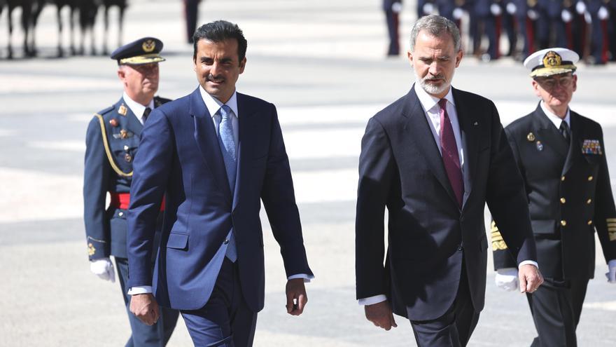 El Rey Felipe junto al emir de Qatar, Tamim Bin Hamad Al Thani, durante la recepción organizada en el Palacio Real, a 17 de mayo de 2022, en Madrid (España).