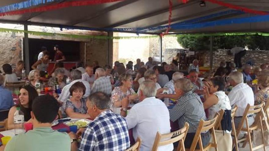 Dinar popular de la celebració de l&#039;estiu passat