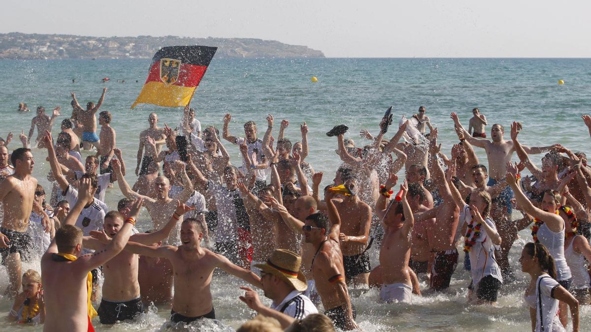 Deutsche Fußballfans am Ballermann: Feier im Meer am Strand der Playa de Palma.