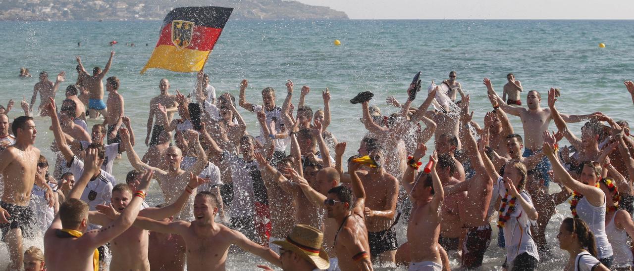 Deutsche Fußballfans am Ballermann: Feier im Meer am Strand der Playa de Palma.