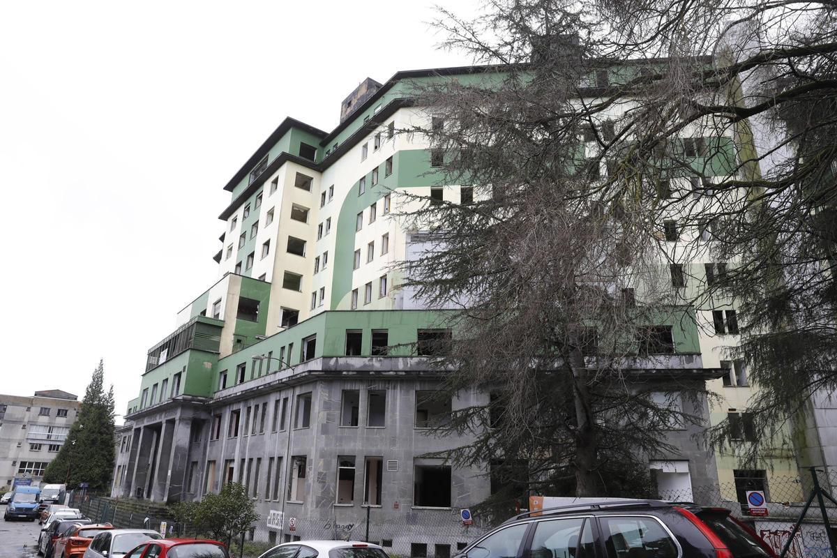 El viejo HUCA, ayer, vallado, pero sin avances en los derribos iniciados el pasado marzo.