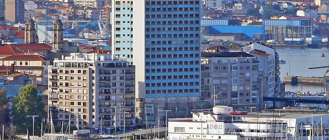 VISTA AEREA DEL EDIFICIO DEL HOTEL BAHIA Y LA SEDE DEL NAUTICO DE VIGO.