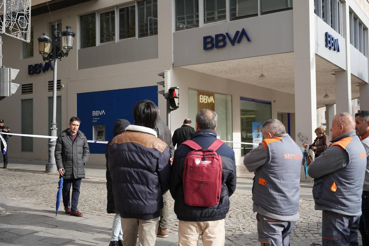 Fotogalería | Exterior del edificio de la Diputación de Badajoz, desalojado por un aviso de bomba