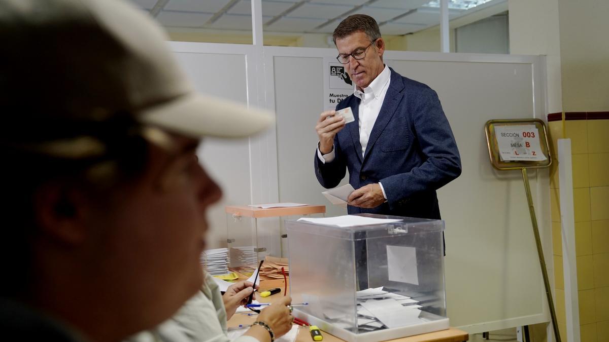 Alberto Núñez Feijóo vota en el colegio electoral Ramiro de Maeztu en Madrid.