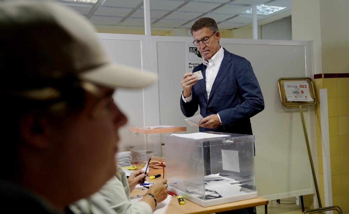 Alberto Núñez Feijóo vota en el colegio electoral Ramiro de Maeztu en Madrid.