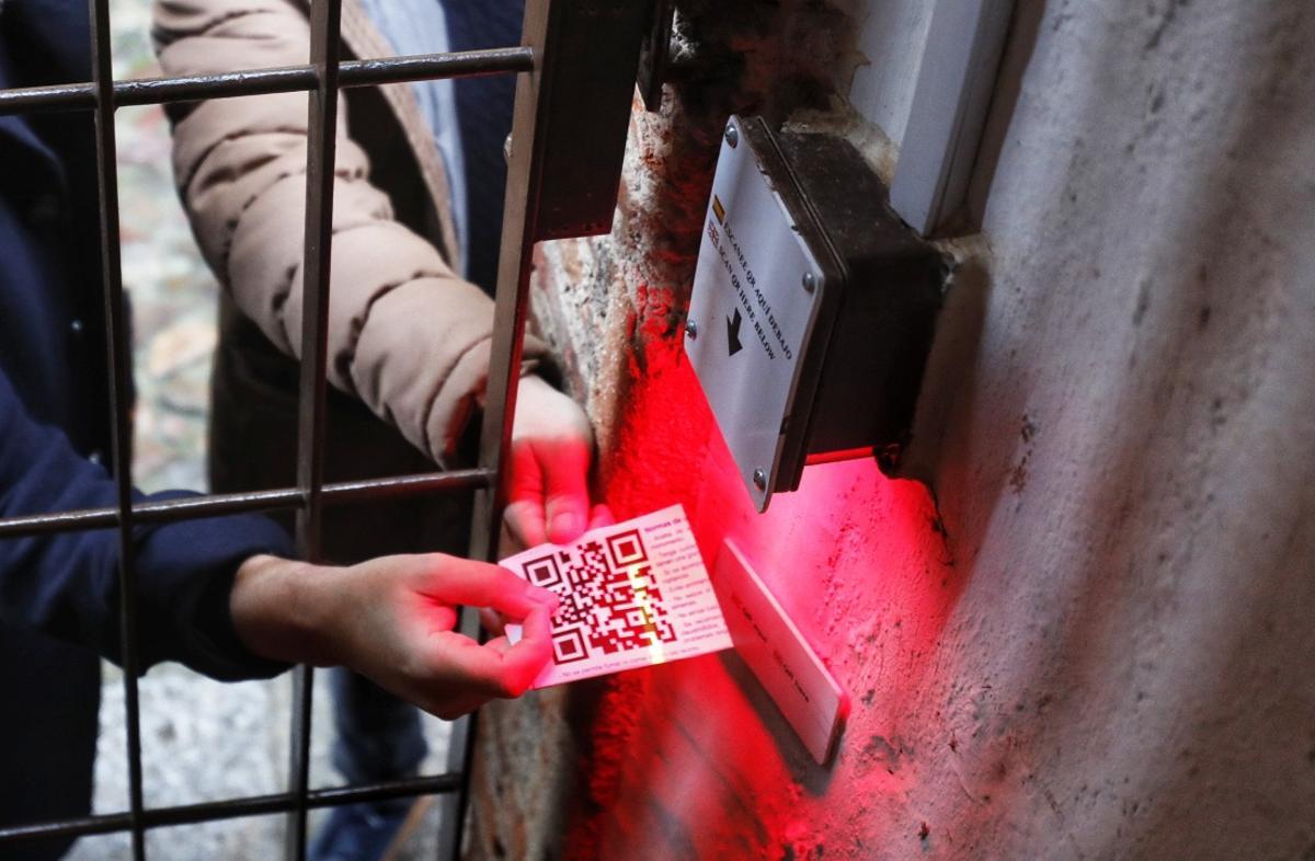 Acceso a la Torre del Horno mediante un código GR y un lector de tarjetas.