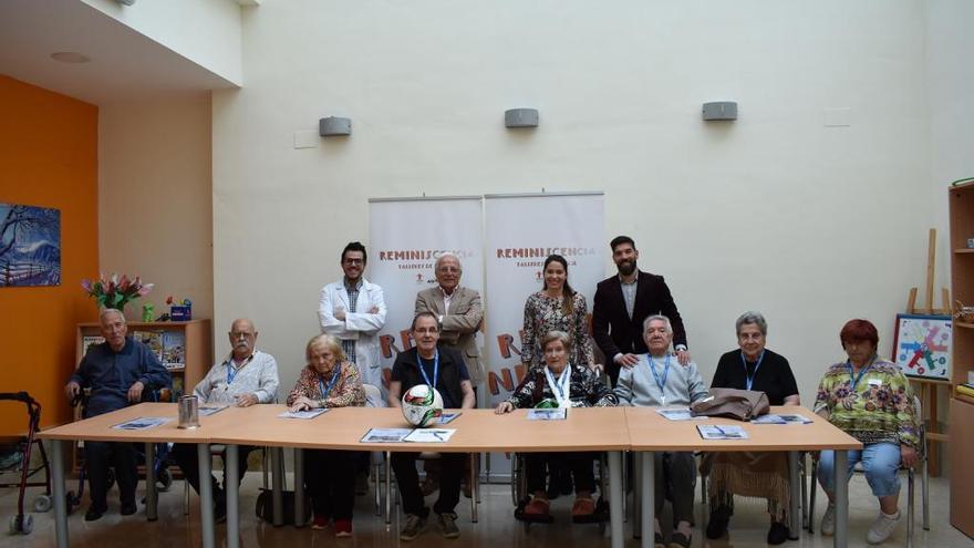 Un instante de la charla en la residencia Ballesol.