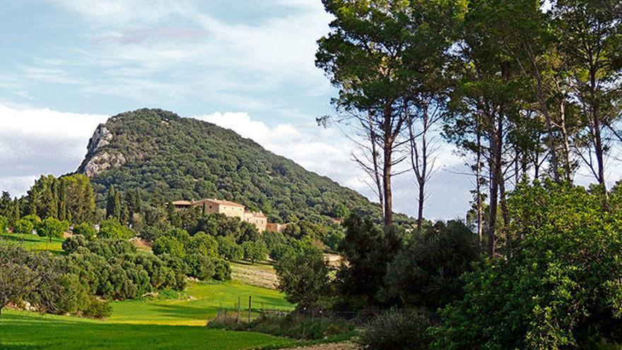 Die Possessió sa Bastida wird vom Puig de Sant Nofre überragt.