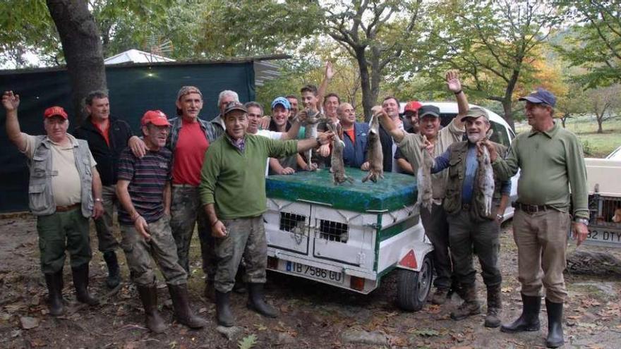 Un grupo de cazadores de Moaña y Marín en la primera jornada de la anterior campaña. // G.Núñez