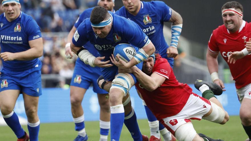 El jugador de Italia Sebastian Negri y el de Gales Äôs Justin Tipuric durante el partido del torneo Seis Naciones de rugby entre Italia y Gales.