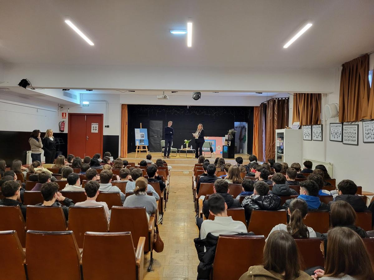 El salón de actos lleno.