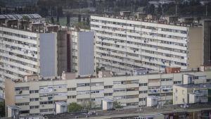 Barcelona 18/04/2024 Barcelona. Destierro, detenciones y antidisturbios: así se ha pacificado La Mina tras los tiroteos de los clanes. Imágenes ambiente de la mina un dia lluvioso. AUTOR: MANU MITRU