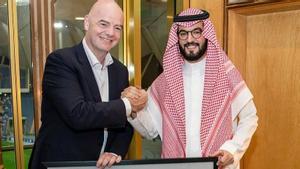 Fahad Bin Nafel, presidente de Al Hilal, junto a Gianni Infantino, presidente de la FIFA.