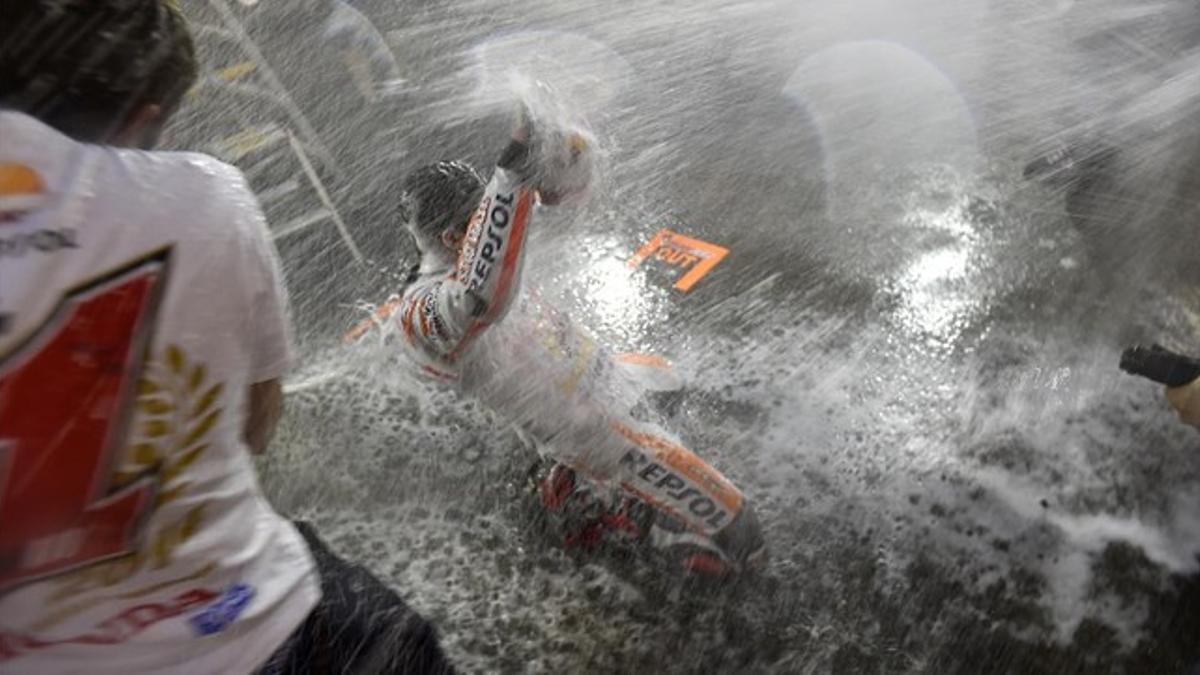 Marc Márquez, bajo una lluvia de cava tras ganar el pasado domingo su segundo título de MotoGP.