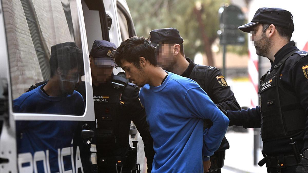 El sospechoso de la muerte de Carmelina, introducido en un vehículo de la Policía Nacional en marzo.