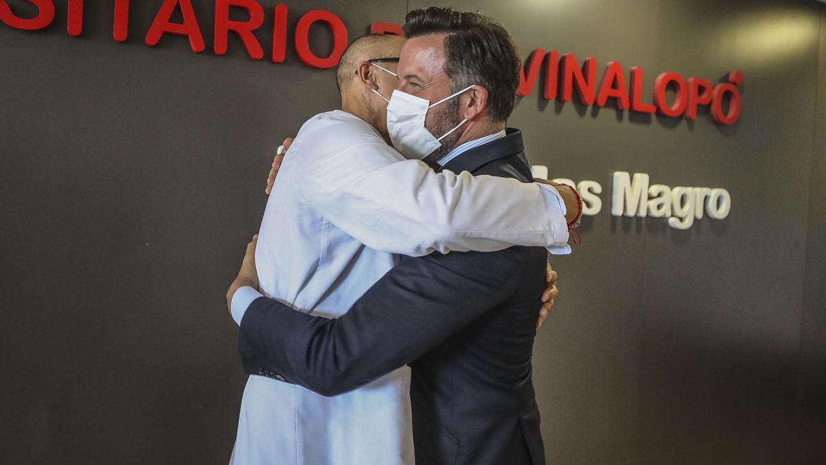 El alcalde de Elche, Pablo Ruz, se funde en un abrazo con el gerente del Hospital Vinalopó, Rafael Carrasco.