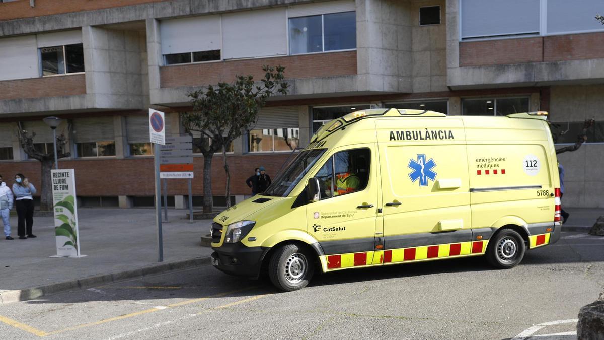 Una ambulància davant l’Hospital Josep Trueta de Girona en una foto d'arxiu.
