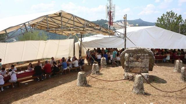 La carpa para el almuerzo popular en Coto de Castro.  | BERNABÉ/ AMANDA CASTRO