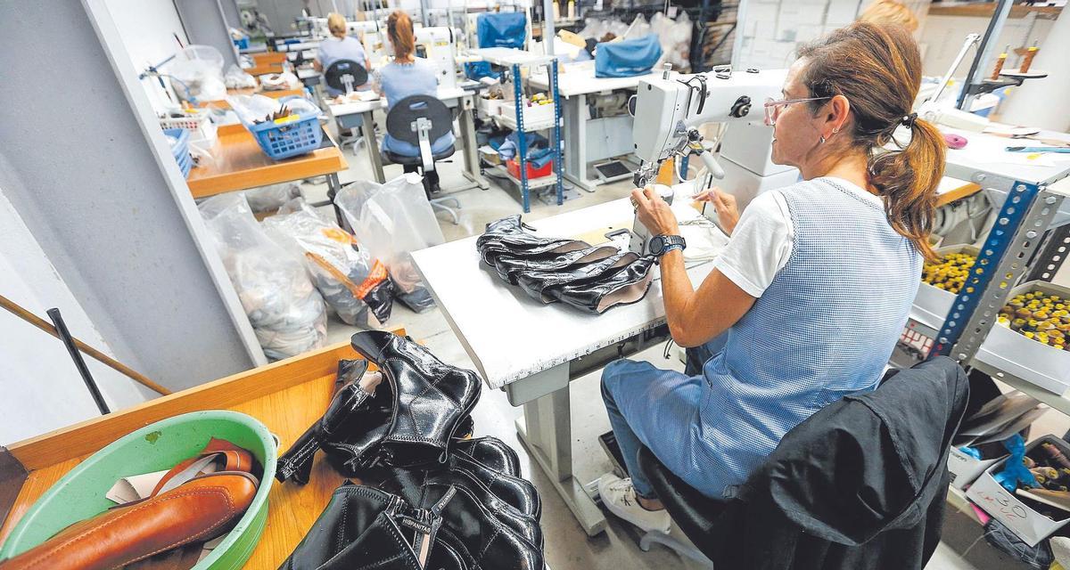 Trabajos en una fábrica de calzado de Alicante, en una imagen de archivo.