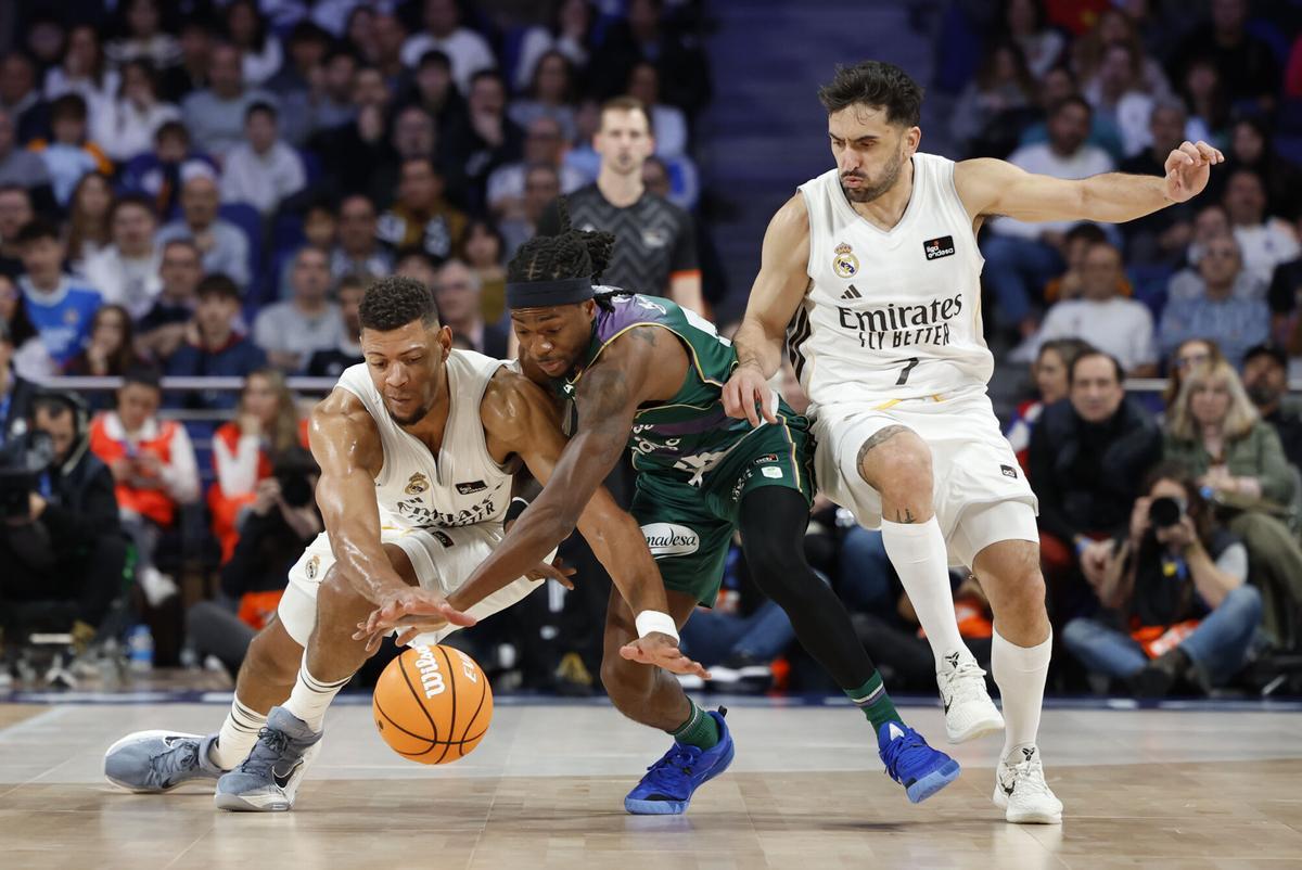 Perry y Tavares luchan por un balón en el encuentro de Liga Endesa en el Movistar Arena