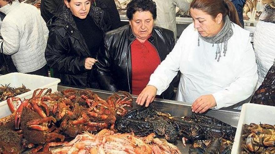 Arranca la escalada de precios del marisco en plaza de abastos con un buen ritmo de ventas