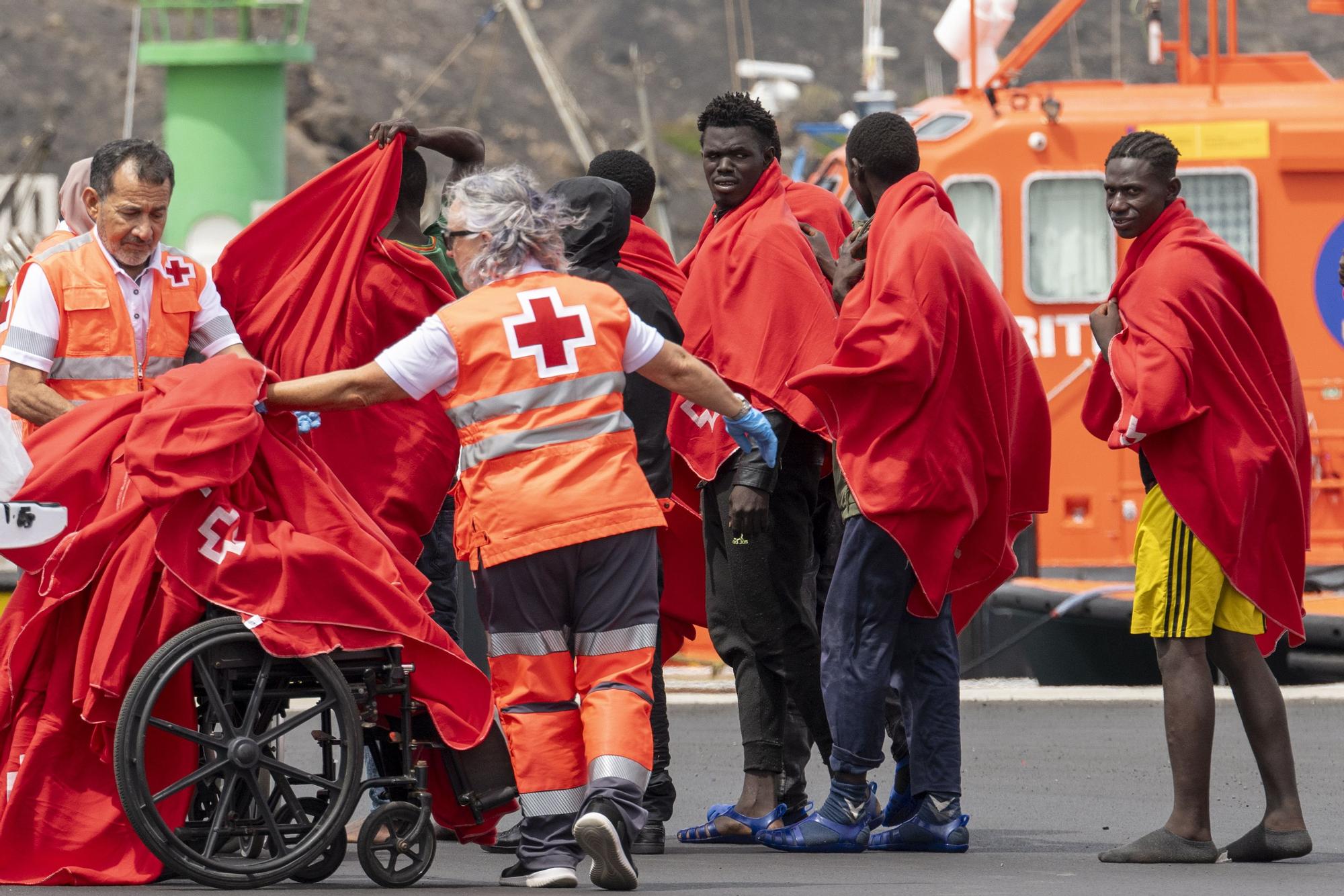 Salvamento Marítimo rescata a 64 migrantes de una neumática cerca de Lanzarote