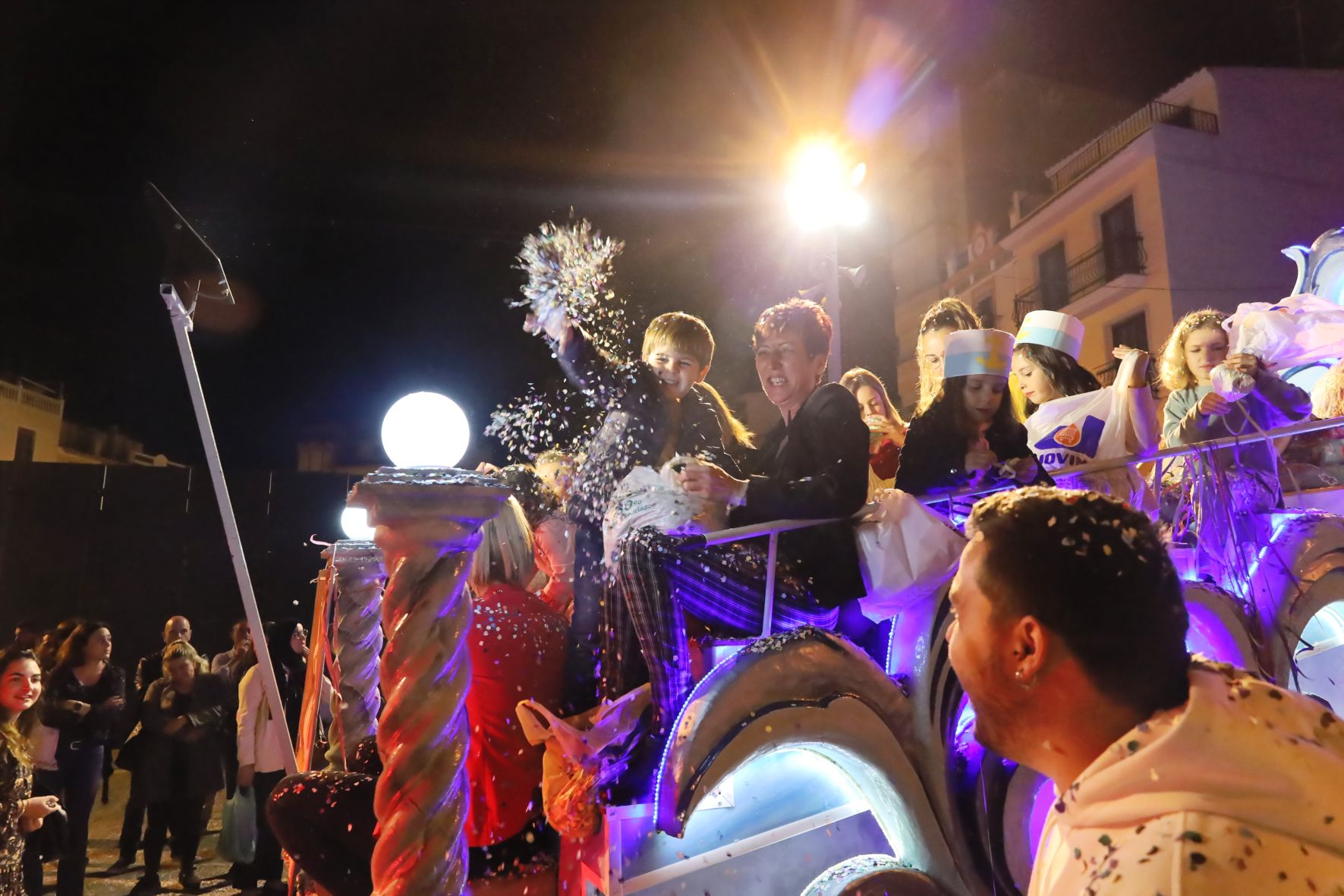 Todas las fotos del colorido desfile de carrozas de la Fira d'Onda