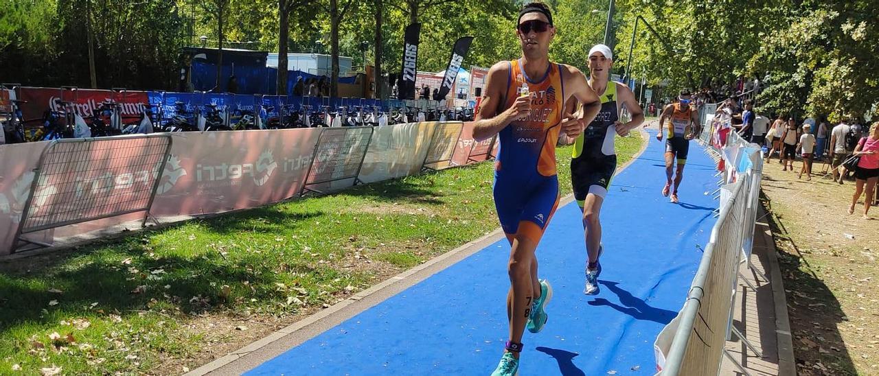 El triatleta Aritz Rodríguez durante el segmento de carrera a pie en el Campeonato de España.