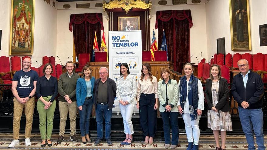 Un momento del acto en el salón de plenos del Ayuntamiento de Elche