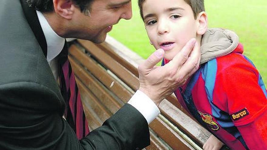 Joan Laporta saluda a un niño con una camiseta del Barcelona durante una visita a Oviedo.