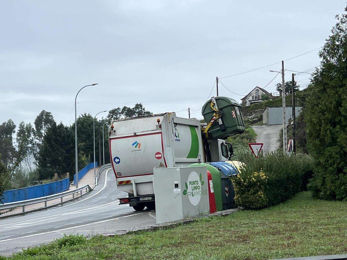 Un camión de recogida y traslado de residuos urbanos hasta la planta de A Portela.