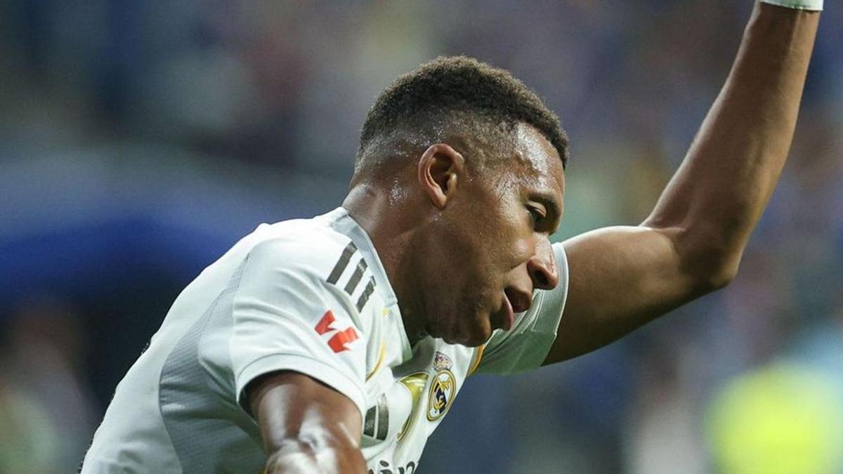 Mbappé celebra uno de los goles que marcó ayer.