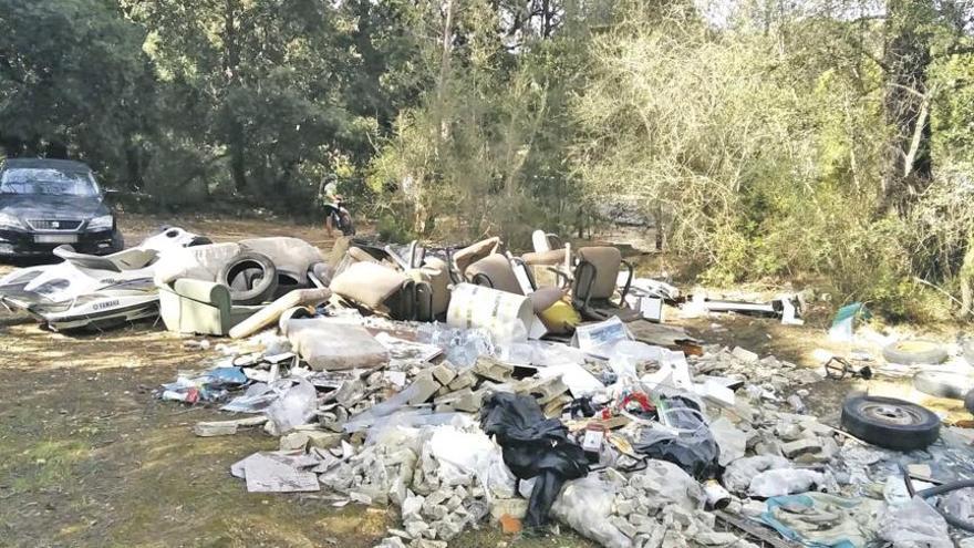 Investigan un vertedero incontrolado muy próximo al bosque de Son Alemany