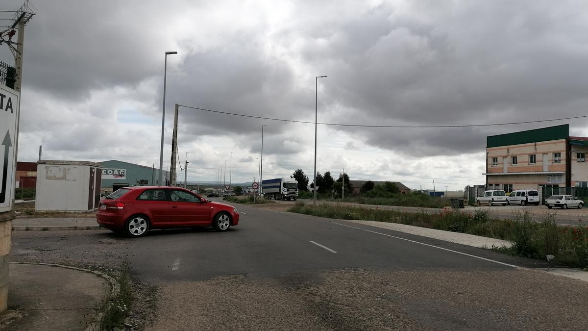 Vehículos circulan por el polígono industrial norte de Toro