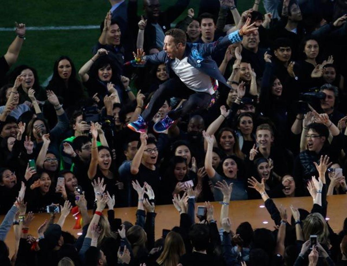 Chris Martin salta ante un público entregado durante su actuación en el descanso de la Super Bowl.