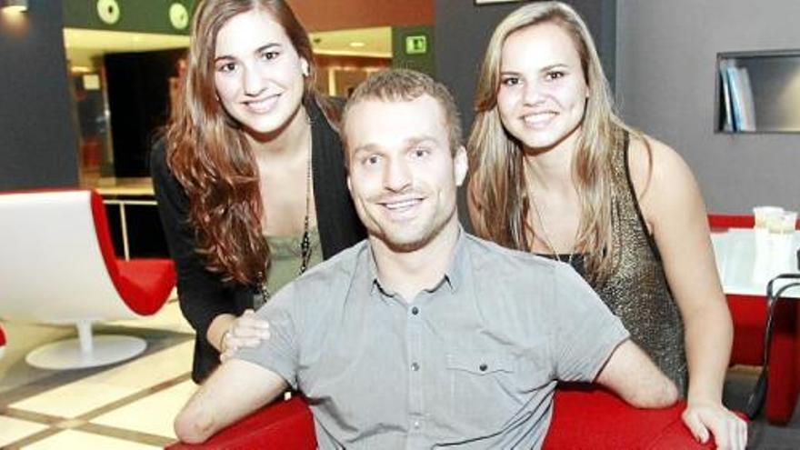 Maynard, junto a dos de sus hermanas, atendió a SUPER en el Hotel Aqua Comfort.