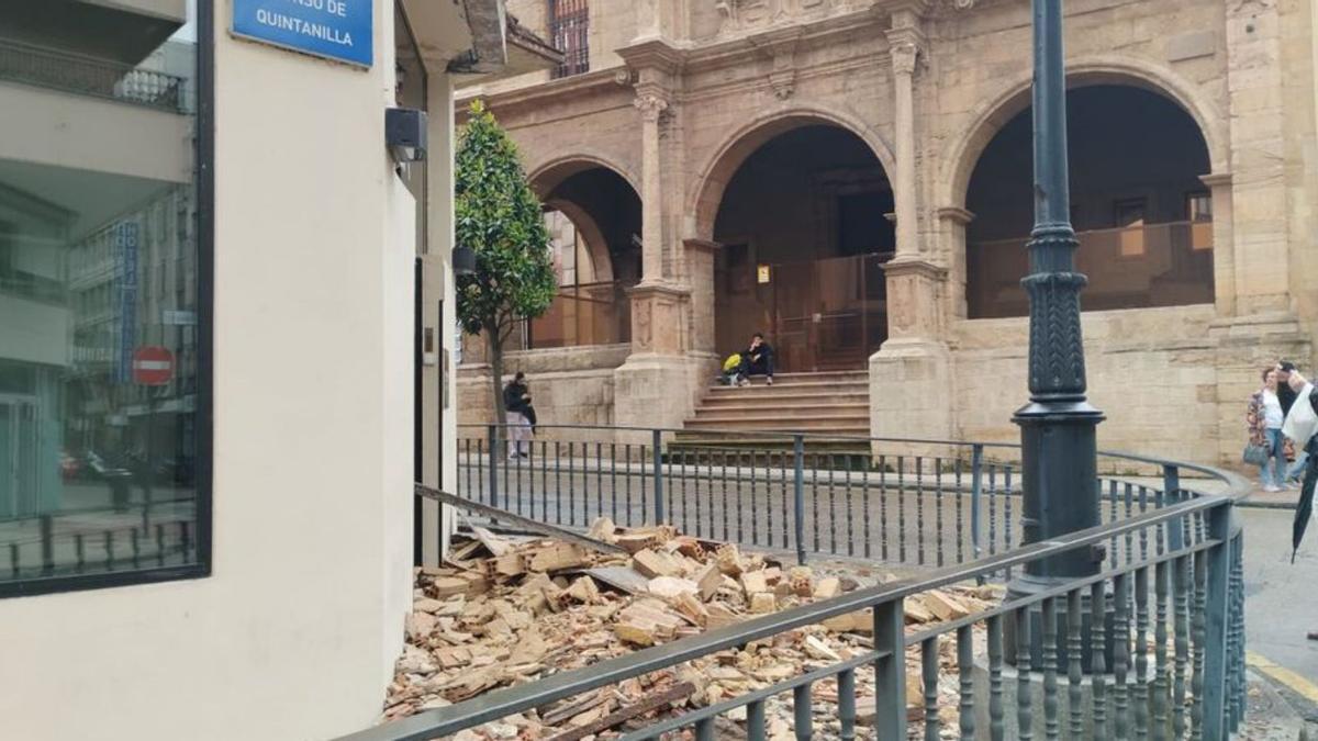 Los restos, sobre la acera de la calle Covadonga, esquina Alonso Quintanilla.