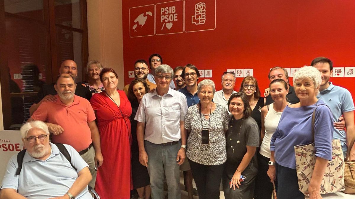 Perpinyà posa con su junta directiva y Negueruela tras la asamblea de Palma Ponent.