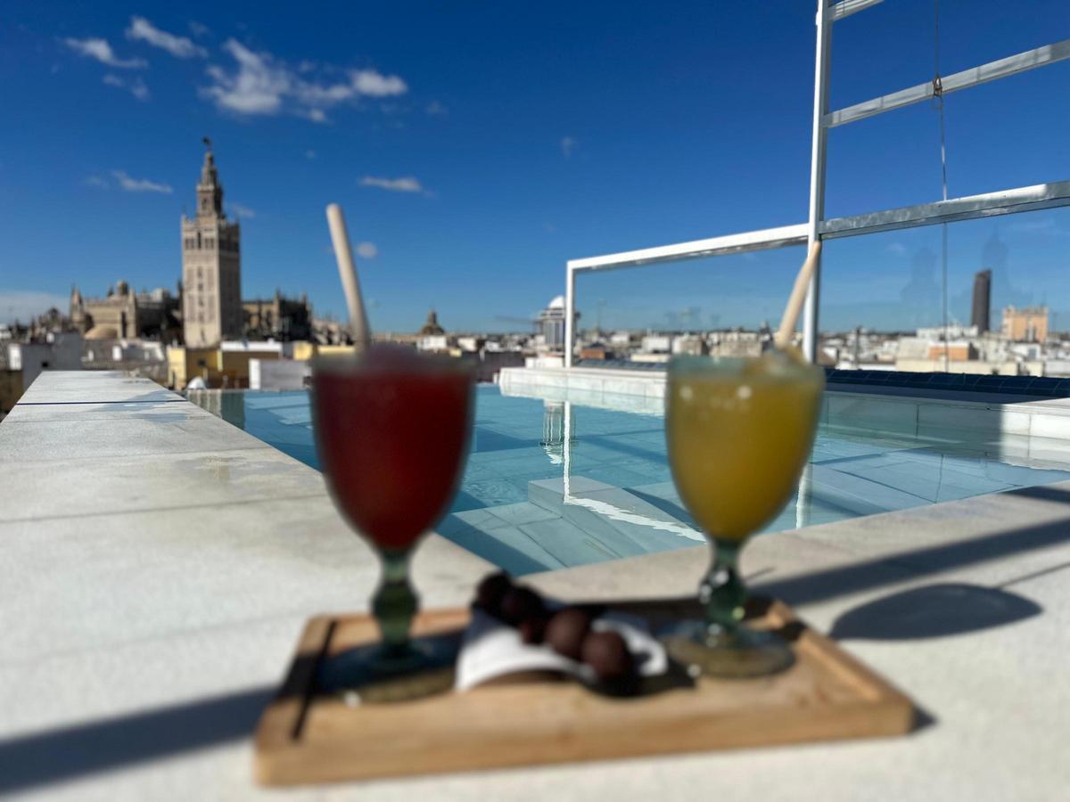 Vistas al caso antiguo de Sevilla desde la piscina infinity de Aire Ancient Baths.