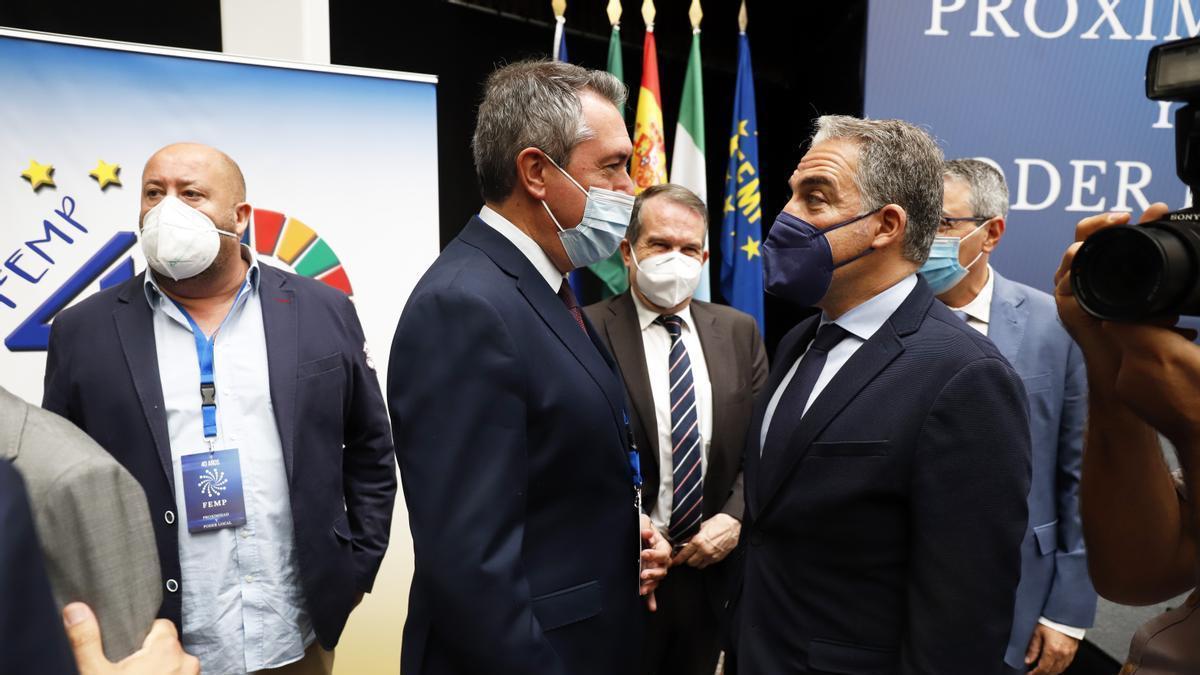 Juan Espadas con Elías Bendodo en el congreso por el 40 aniversario de la FEMP.