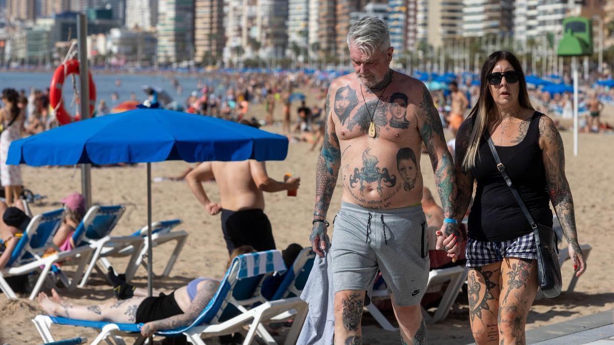 Un puente al sol en las playas de Benidorm