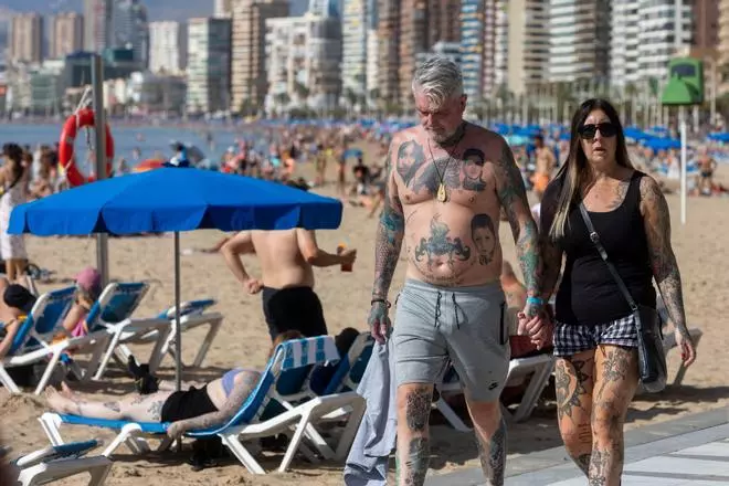 Un puente al sol en las playas de Benidorm