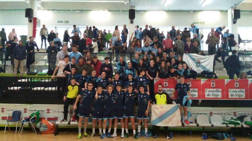 La selección cadete masculina celebra en Navia su clasificación. // Federación Galega de Balonmán