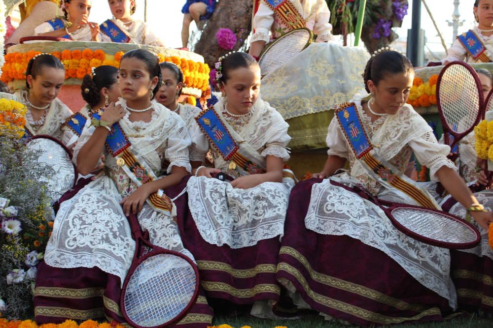 Tres generaciones de falleras en la Batalla de Flores