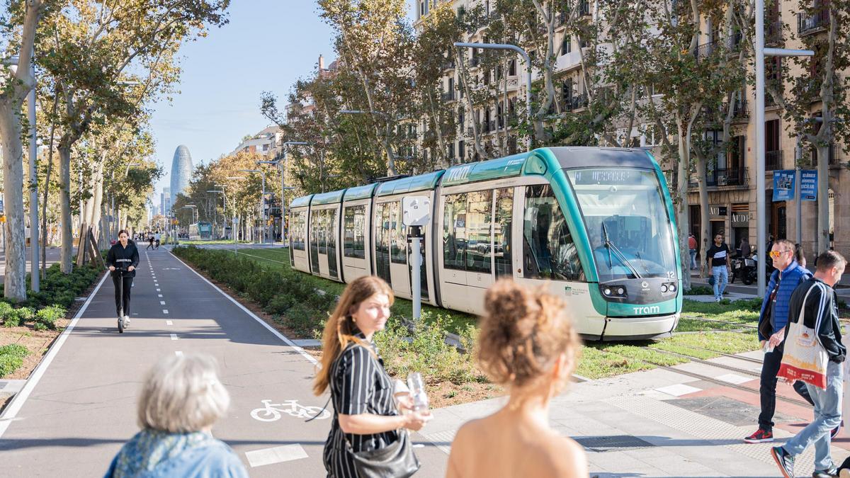 El tranvía se estrena entre Glòries y Verdaguer entre expectación vecinal